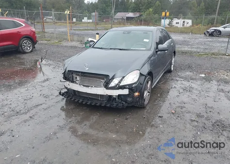 2011 Mercedes-Benz E 550 z USA, uszkodzony, nr VIN WDDHF7CB7BA411826